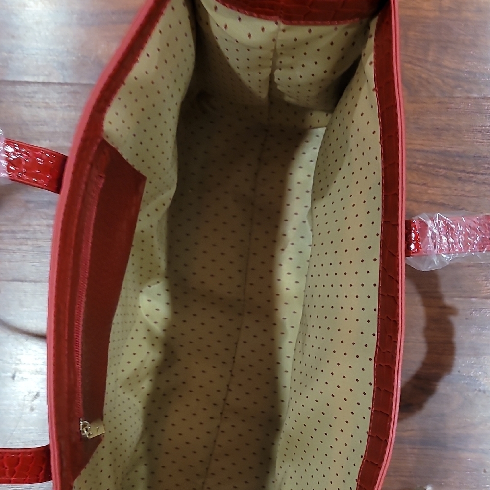Vibrant Red Crocodile-Embossed Tote Bag - Picture 3 of 3